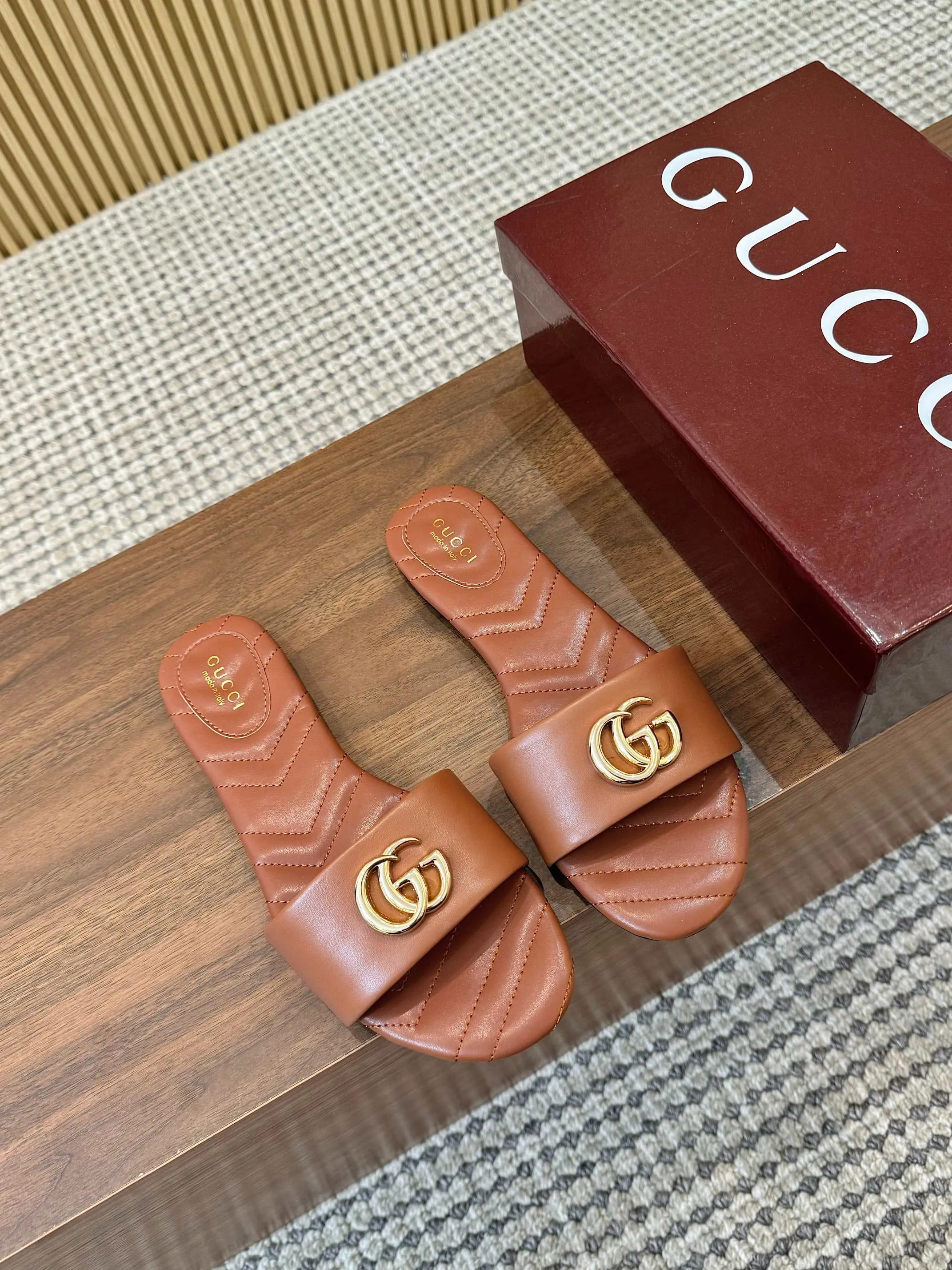 👟👟Ex-factory price 440👟👟 💯💯💯Gucci 2025 spring and summer latest popular slip-on sandals series... [Round toe] Latest double G buckle. Embroidery style Original quality 🍃Original European style, 💥perfect on the feet💃💃When worn with this shoe, it is elegant and crystal clear. No matter the materials of the accessories, they are all customized one by one. You must go to get the original version. The whole series is full of exciting and innovative elements. The texture of different materials, the texture of the materials, and the expression of the materials have a strong artistic atmosphere... ❶ Upper: imported cowhide ❷ Inner lining: customized imported sheepskin ❸ Foot pads: customized imported sheepskin ❹ Outsole: imported Italian genuine leather outsole ❺ Heel height: 1.5CM ❻ Packaging: Original full set of packaging ❼ Code number: 35-43 (41.42.43 customized is not returnable)